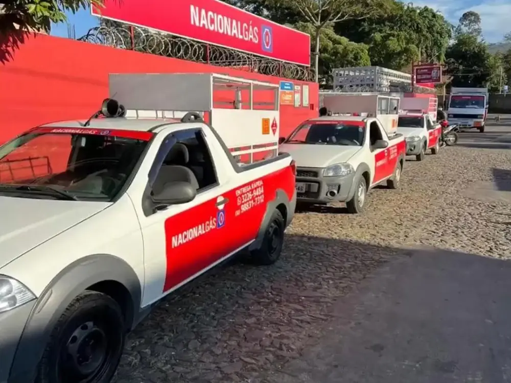 Fila de camionetes de entrega da frota Mendes Gás