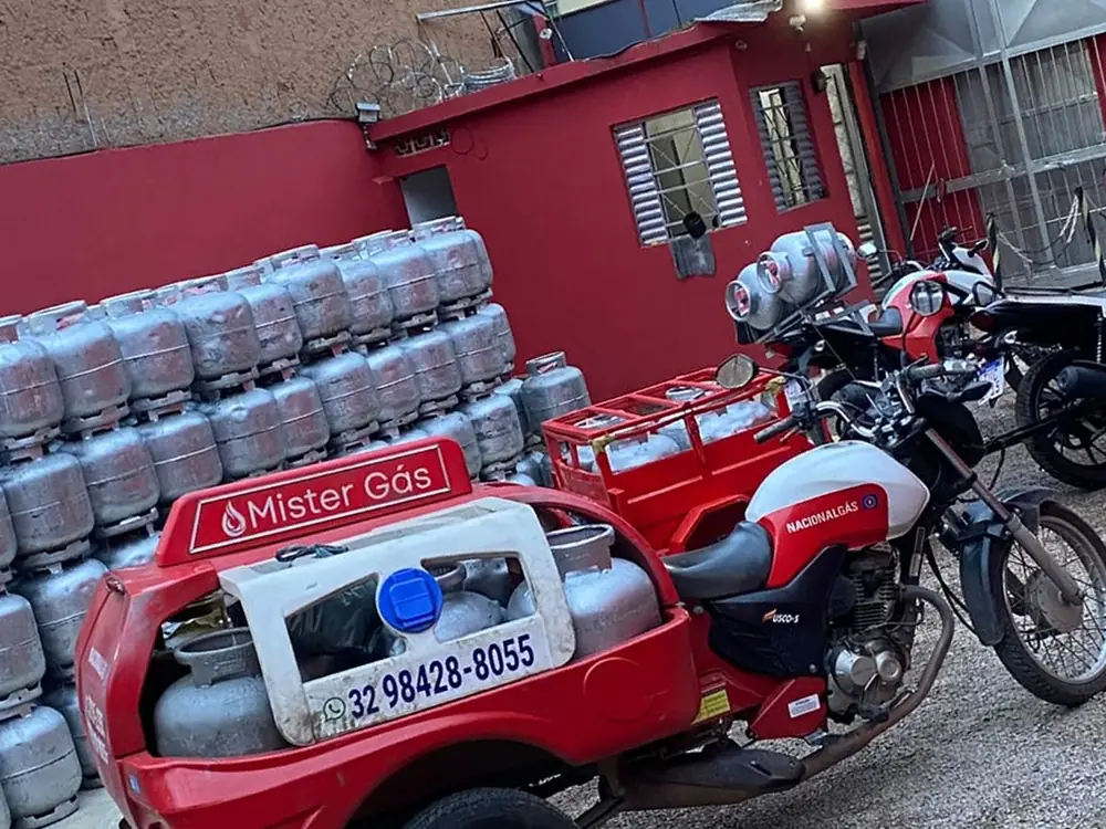 Motos com reboque para entrega rápida de botijões