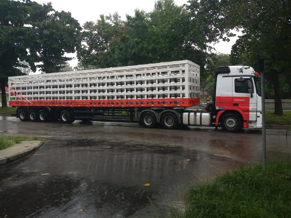 Carreta de transporte de botijões de gás da Nacional Gás